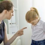 I genitori, figure fondamentali per lo sviluppo sano dei figli, devono essere consapevoli del potere che hanno le frasi e i messaggi