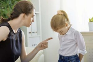 I genitori, figure fondamentali per lo sviluppo sano dei figli, devono essere consapevoli del potere che hanno le frasi e i messaggi