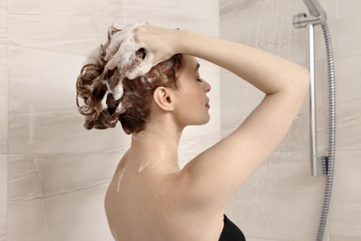 Non solo shampoo: per chi ha i capelli lunghi, è consigliabile utilizzare a ogni lavaggio anche il balsamo, un prodotto che conferisce lucentezza e robustezza.