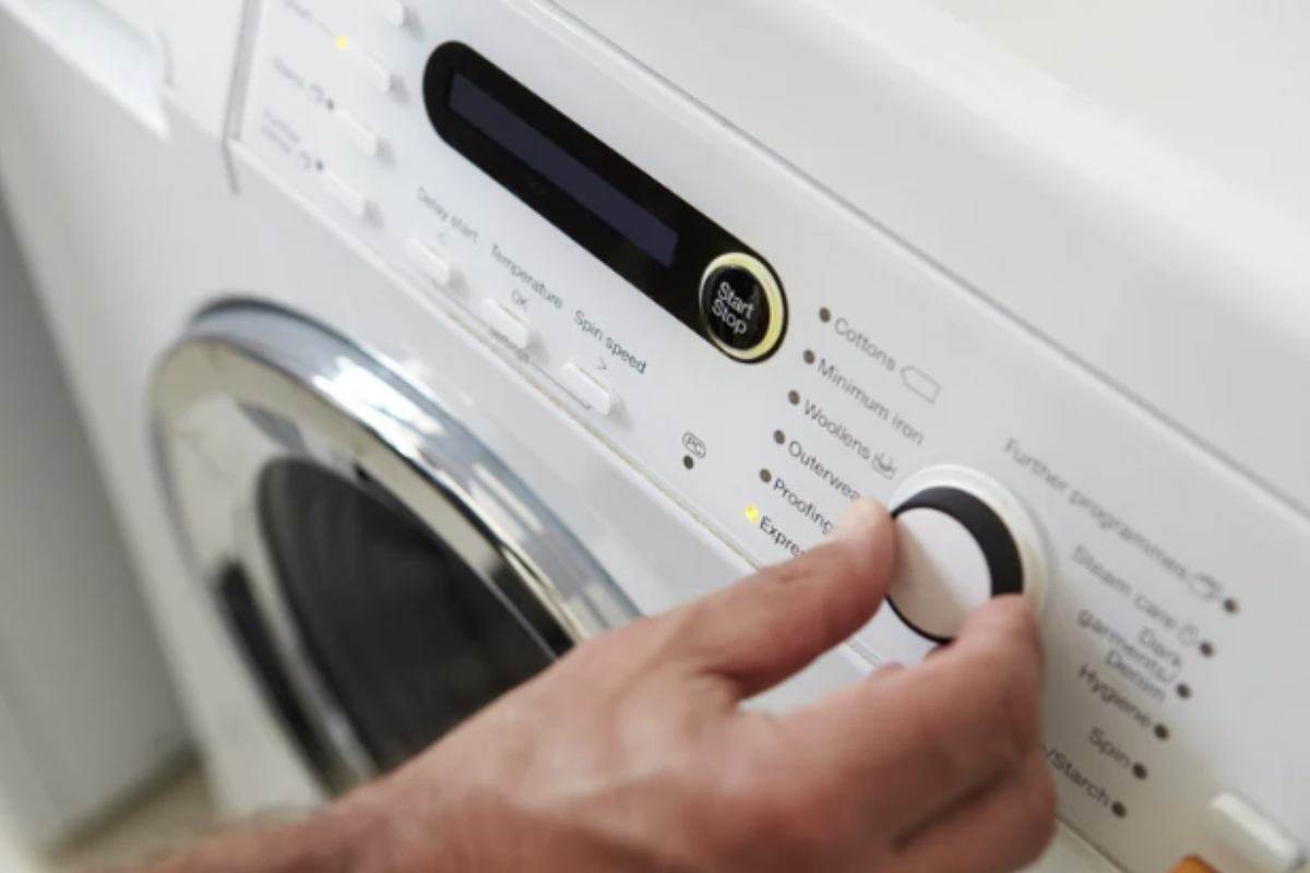 La manutenzione regolare della lavatrice è un altro passaggio cruciale per prevenire problemi di salute e preservare l’efficienza dell’elettrodomestico.