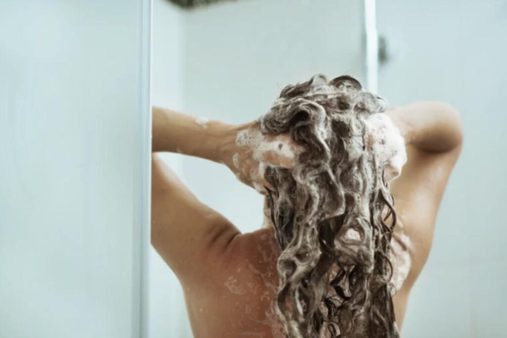 Le abitudini personali variano notevolmente: c’è chi si lava i capelli ogni giorno e chi preferisce farlo una volta alla settimana.